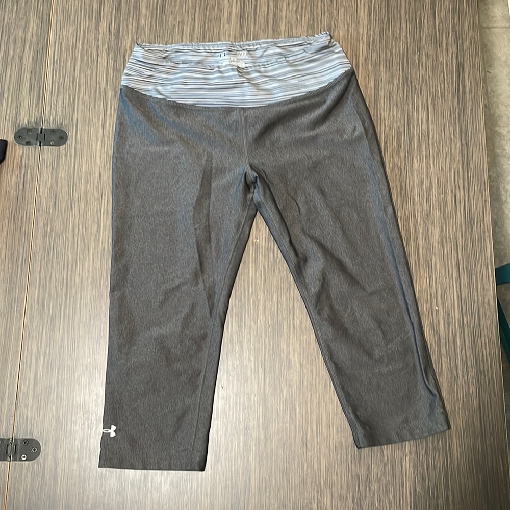 Under Armour gray cropped leggings
